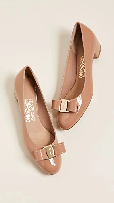 Shop Ferragamo Vara Low Heel Pumps In New Blush