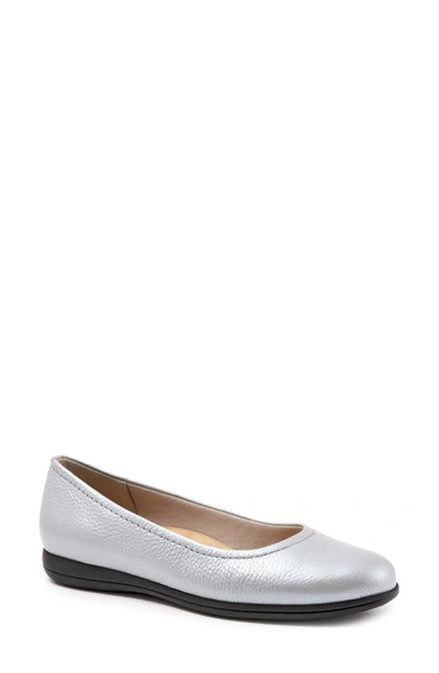 Shop Trotters Darcey Skimmer Flat In Grey Leather