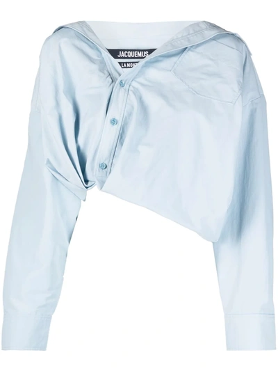 Shop Jacquemus La Chemise Mejean Cropped Shirt In Blau