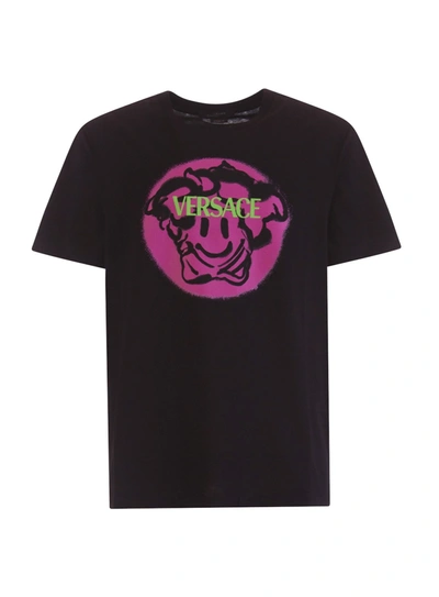 Shop Versace Graphic-print Cotton T-shirt In Nero