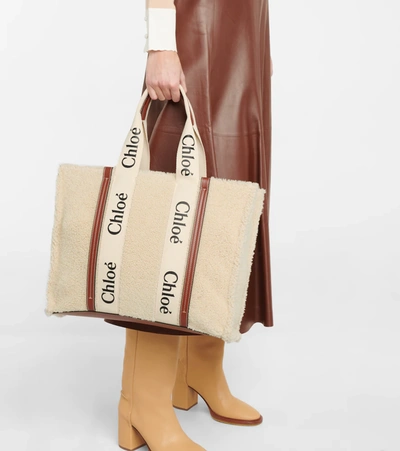 Shop Chloé Woody Large Shearling And Leather Tote In Mild Beige
