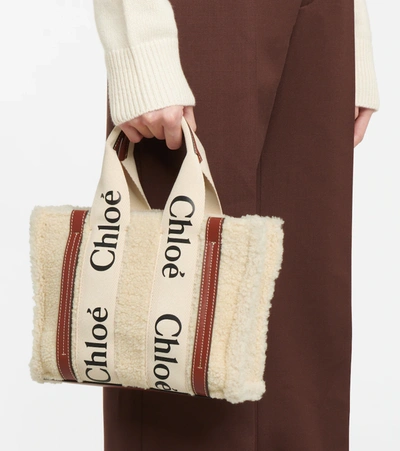 Chloé Woody Small Shearling And Leather Tote In Mild Beige