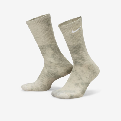 Shop Nike Unisex Everyday Plus Cushioned Crew Socks In Green