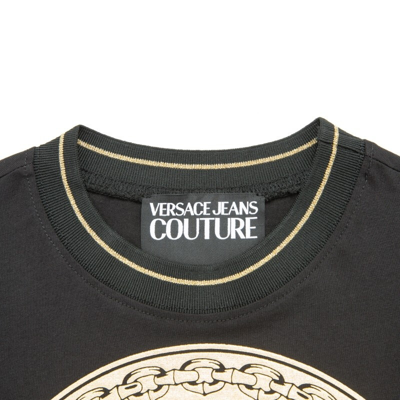 Shop Versace 范思哲 Jeans Couture 奢侈品女装21春夏女士v字徽章元素t恤 B2hwa7tc-30319 Black-k42黑色 S