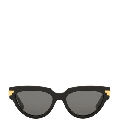 Shop Bottega Veneta Round Sunglasses In Black