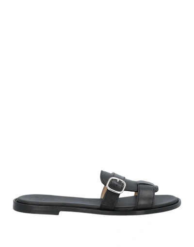 Doucal's Leather Flat Sandals In Black