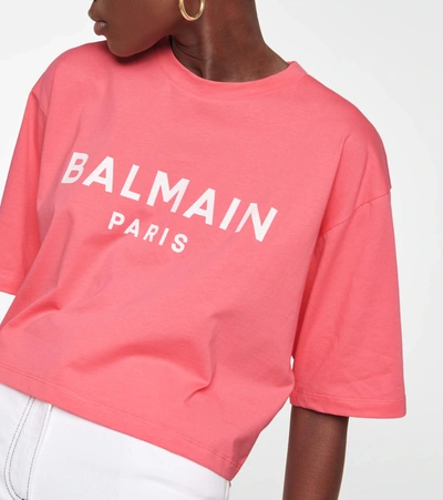 Shop Balmain Logo Cotton Cropped T-shirt In Saumon/blanc