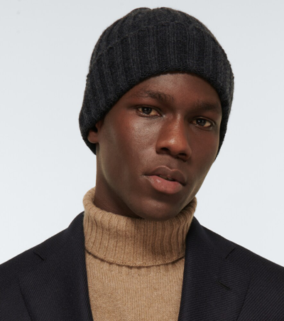 Shop Thom Sweeney Ribbed Cashmere Beanie In Charcoal