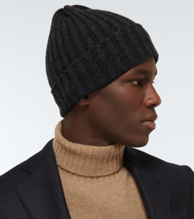 Shop Thom Sweeney Ribbed Cashmere Beanie In Charcoal