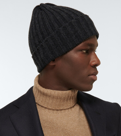 Thom Sweeney Ribbed Cashmere Beanie In Charcoal