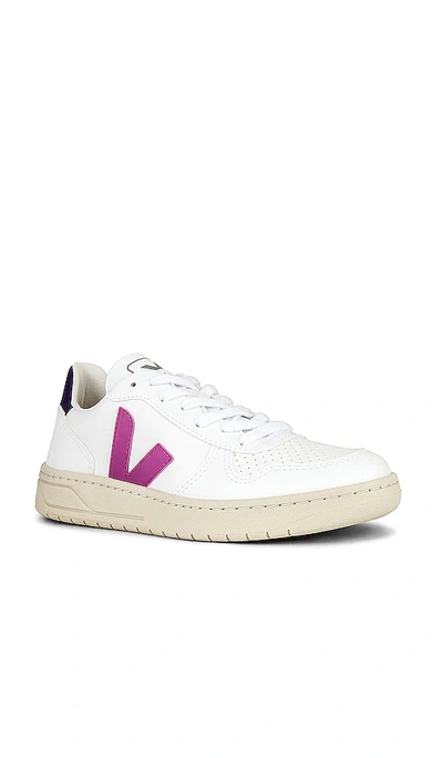 Shop Veja V-10 &#12473;&#12491;&#12540;&#12459;&#12540; In White & Ultraviolet & Purple