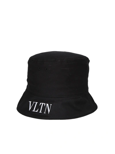 Shop Valentino Cappello Bucket Vltn Nero In Nero/bianco
