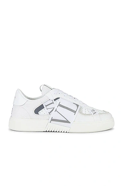 Valentino Vl7n Brand Strap Low Top Sneakers In White Calfskin Leather In Bianco & Pastel Grey