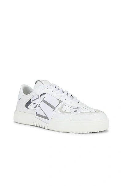 Valentino Vl7n Brand Strap Low Top Sneakers In White Calfskin Leather In Bianco & Pastel Grey