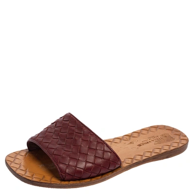 Pre-owned Bottega Veneta Burgundy Intrecciato Leather Flat Slides Size 34.5