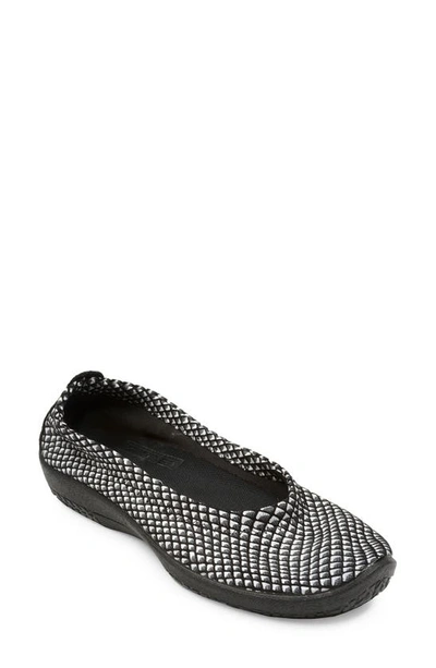 Shop Arcopedico L15 Ballet Flat In Black/ White