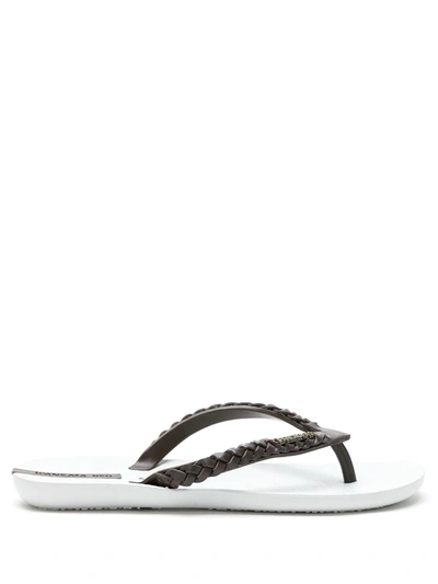 Shop Amir Slama Confortável Flip Flops In White