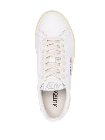 Autry Low Sneaker With Perforated Detailing And Rubber Sole In Weiss
