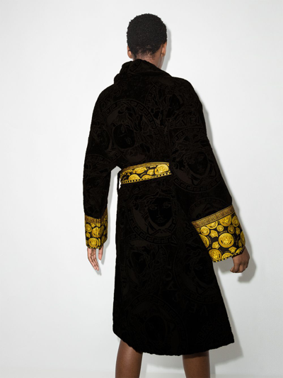 lip oorsprong archief Versace Medusa Amplified Cotton Robe In Black | ModeSens