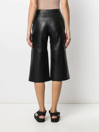 Frame Le Sleek Straight Coated Jeans In Grey Chrome In Black