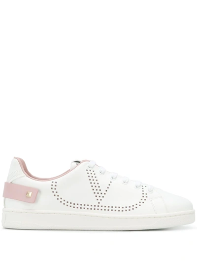 VALENTINO PERFORATED LOGO SNEAKERS - 白色