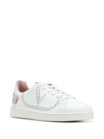 VALENTINO PERFORATED LOGO SNEAKERS - 白色