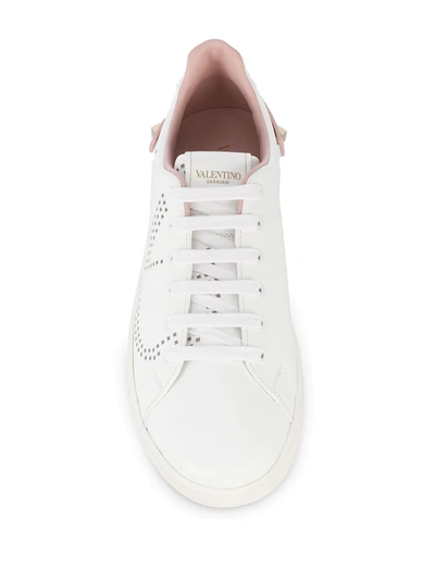 VALENTINO PERFORATED LOGO SNEAKERS - 白色