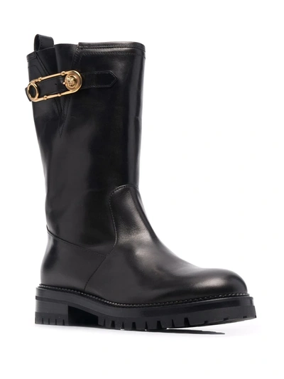 Versace Biker Boots With Medusa Safety Pin In Schwarz