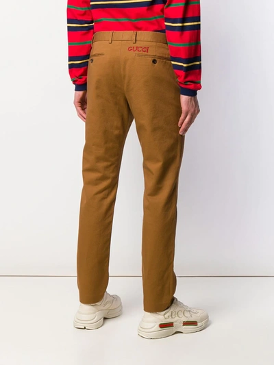 GUCCI LOGO EMBROIDERED CHINO TROUSERS - 棕色