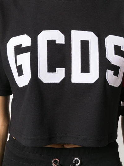 Shop Gcds Cropped Logo T-shirt In Black