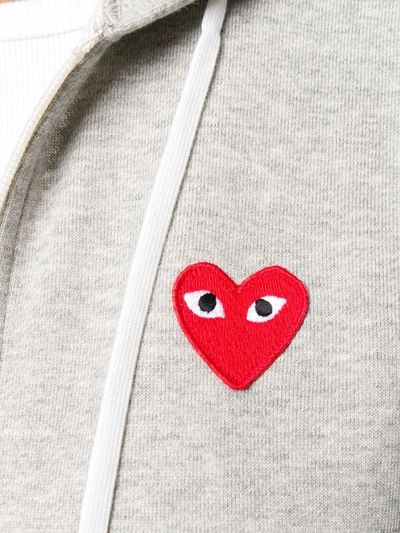 Comme Des Garçons Play Felpa Con Cappuccio E Zip Grigio Chiaro In Cotone Con Logo Cuore Rosso In Grey