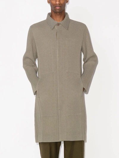 Shop Issey Miyake Pleated Single-breasted Coat In Grün