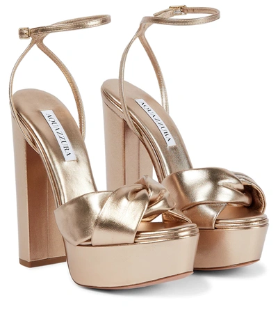 Aquazzura Olie Plateau 140 Knotted Metallic Leather Platform Sandals In Light Copper