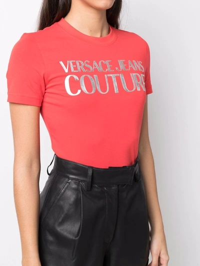 Shop Versace Jeans Couture Logo-print T-shirt In Rot