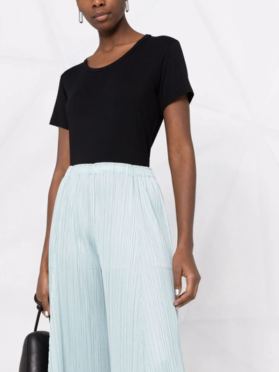 Shop Issey Miyake Pleated Cropped Trousers In Blau