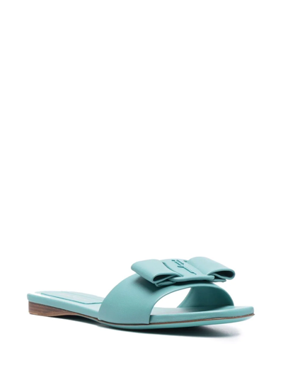 Ferragamo Embossed Bow-detail Sandals In Blau