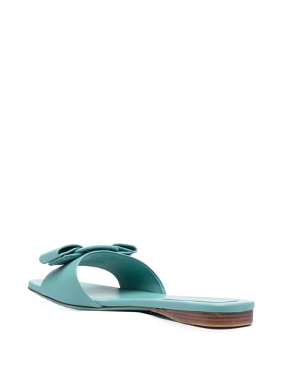 Ferragamo Embossed Bow-detail Sandals In Blau