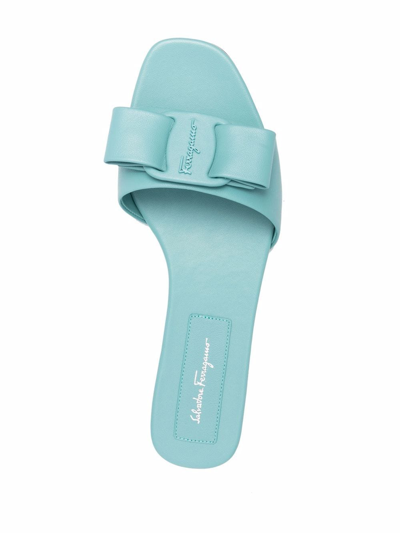 Ferragamo Embossed Bow-detail Sandals In Blau