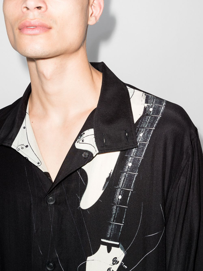 Shop Yohji Yamamoto Guitar-print Longline Shirt In Schwarz