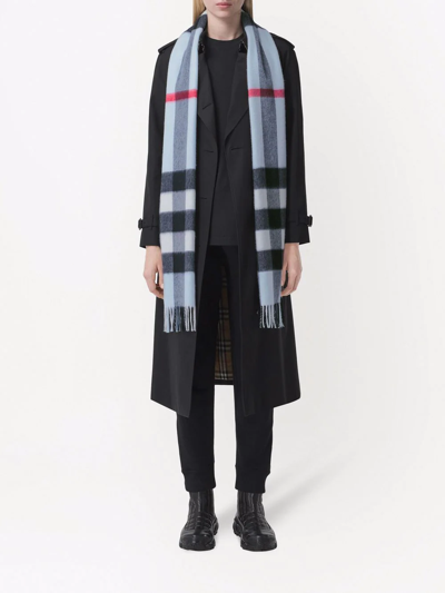 Shop Burberry Check Cashmere Scarf In Blau