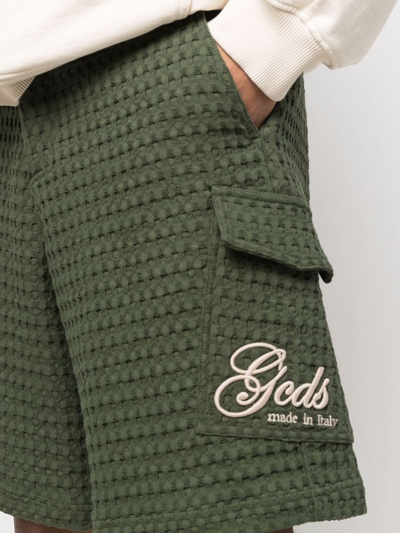 Shop Gcds Textured Embroidered-logo Shorts In Grün