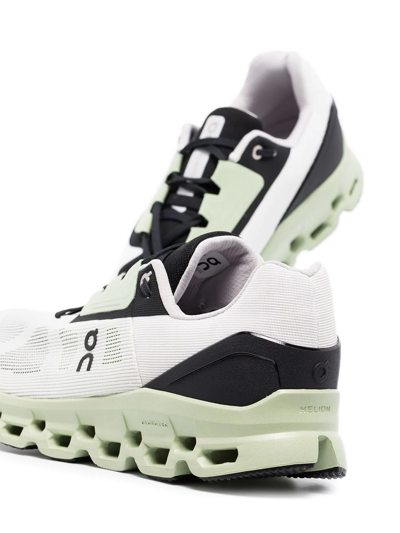 On Running Cloudstratus Low-top Sneakers In Weiss