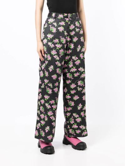 Shop Natasha Zinko Floral-print Cropped Trousers In Black