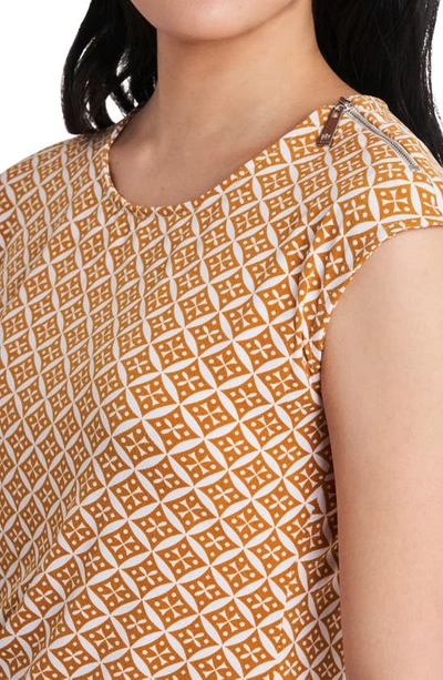 Chaus Geometric Zip Ruched Knit Top In Honeybee