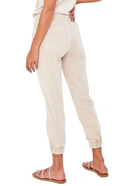 Bella Dahl Pocket Joggers In Soft Tan