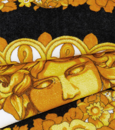 Versace Medusa Logo Bath Towel In Oro-bianco-nero