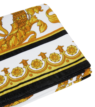 Versace Medusa Logo Bath Towel In Oro-bianco-nero