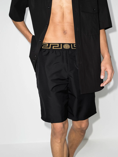 Versace Swim Shorts Featuring Greek Border In Schwarz