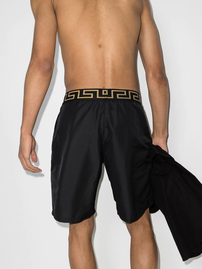 Versace Swim Shorts Featuring Greek Border In Schwarz