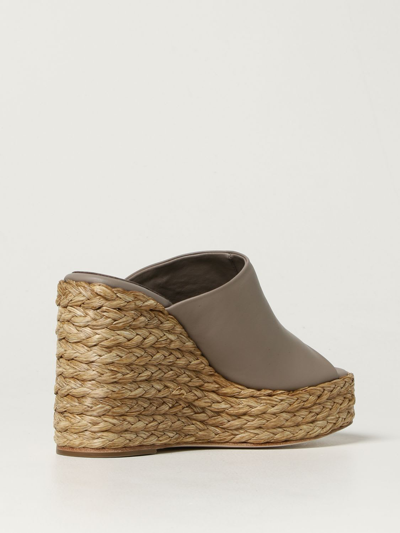 Shop Paloma Barceló Wedge Shoes Tera Paloma Barcel&ograve; Wedge Mules In Raffia And Leather In Dove Grey